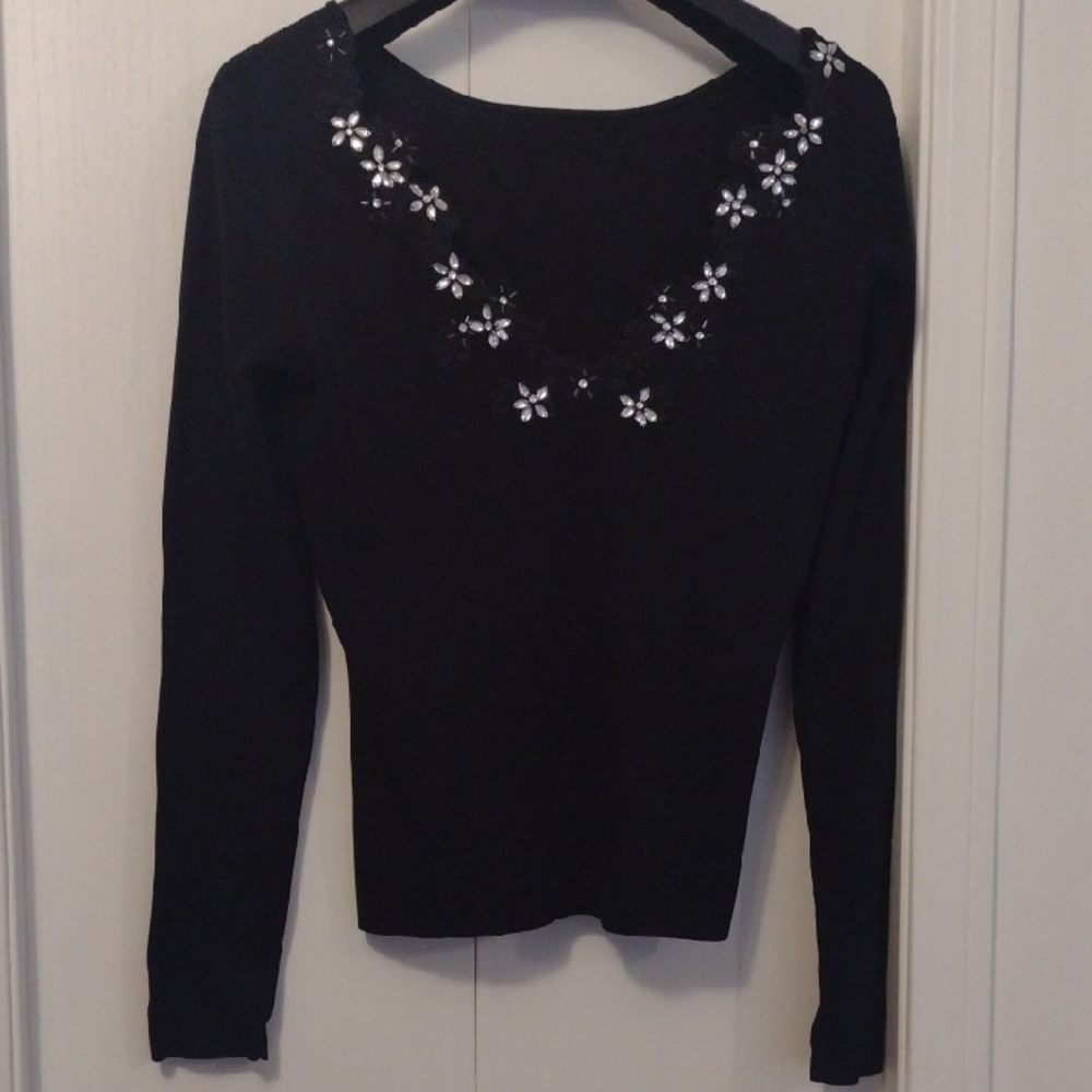 Gorgeous embellished Black Ribbed V neck Sweater Ptp 18"